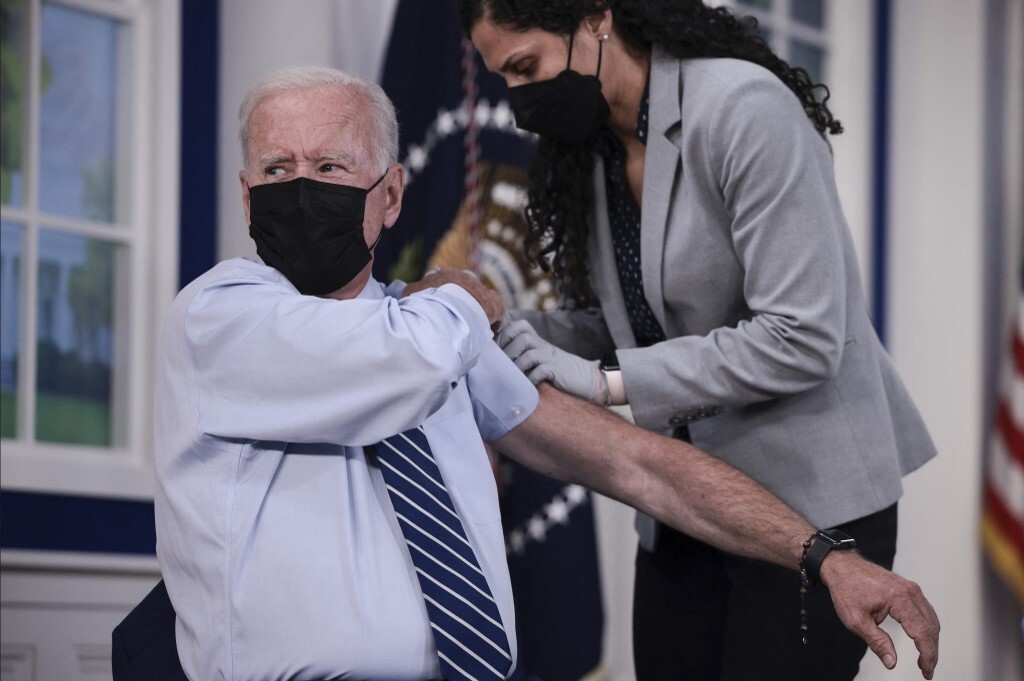 Tổng thống Biden tiêm liều vaccine tăng cường tại Nhà Trắng hôm 27/9. Ảnh: AFP.