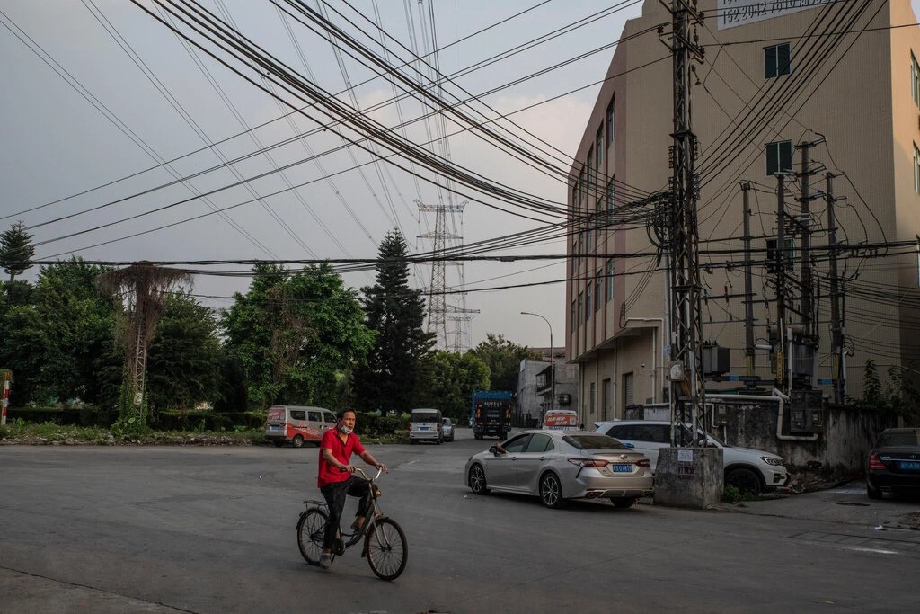 [Các đường dây điện ở Đông Hoản, Quảng Đông, Trung Quốc. Ảnh: NYT