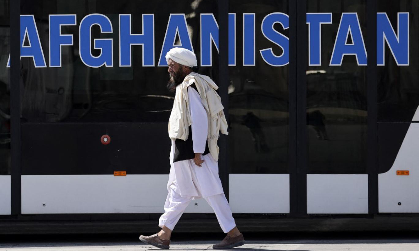 Một thành viên Taliban tại sân bay ở thủ đô Kabul, Afghanistan, hôm 13/9. Ảnh: AFP.