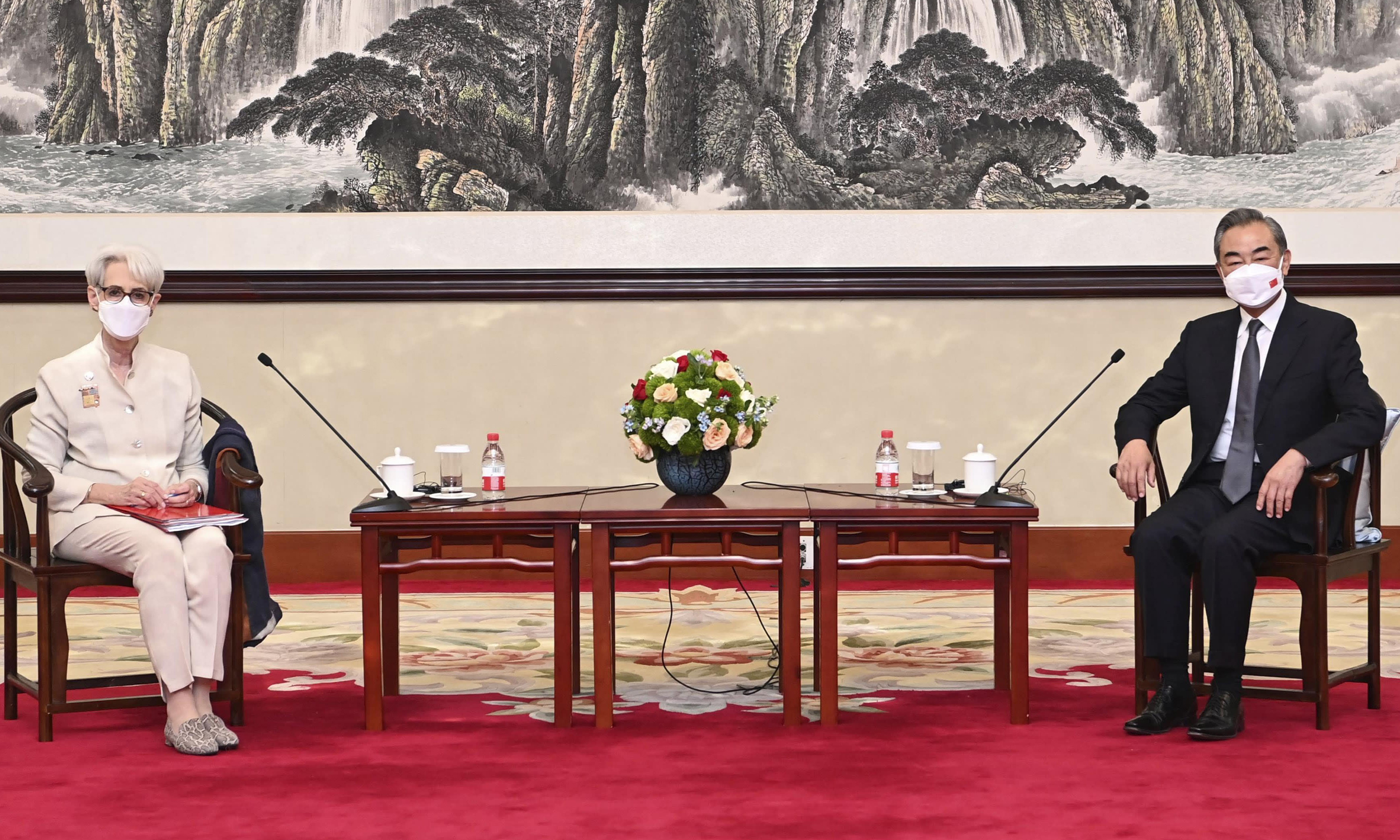 Ngoại trưởng Trung Quốc Vương Nghị (phải) tiếp Thứ trưởng Ngoại giao Mỹ Wendy Sherman tại Thiên Tân, Trung Quốc, hôm 26/7. Ảnh: Xinhua.