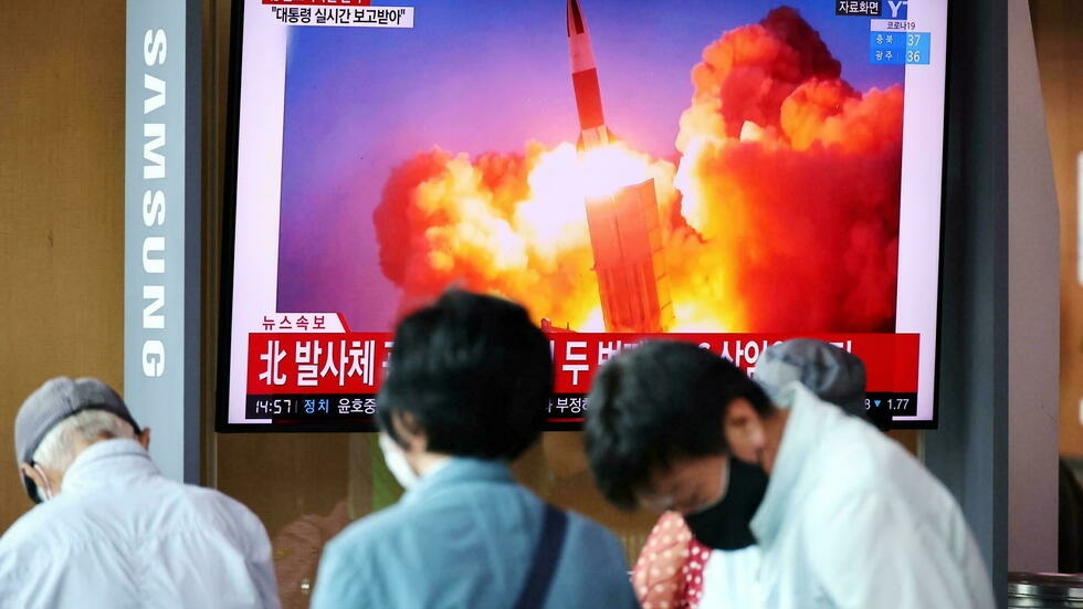 Người dân Seoul, Hàn Quốc, xem bản tin về một vụ thử tên lửa của Triều Tiên hôm 15/9. Ảnh: Reuters
