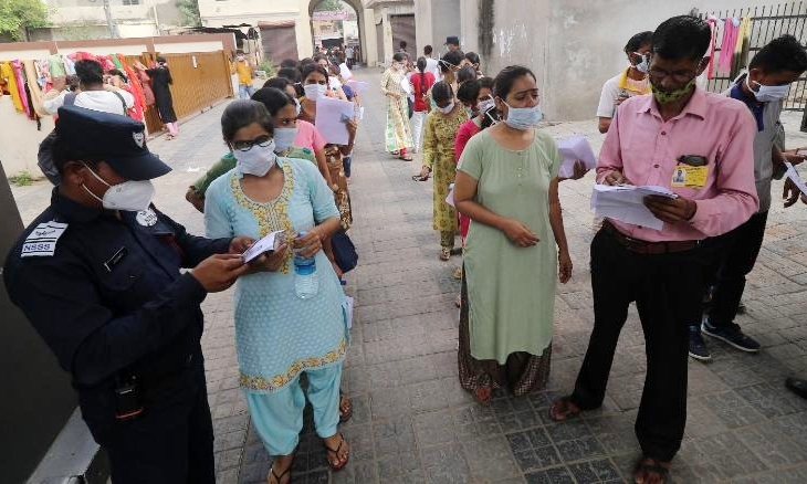 Kiểm tra an ninh tại điểm thi kiểm tra năng lực giáo viên ở Jaipur, Ấn Độ, hôm 26/9. Ảnh: Nurp Photo