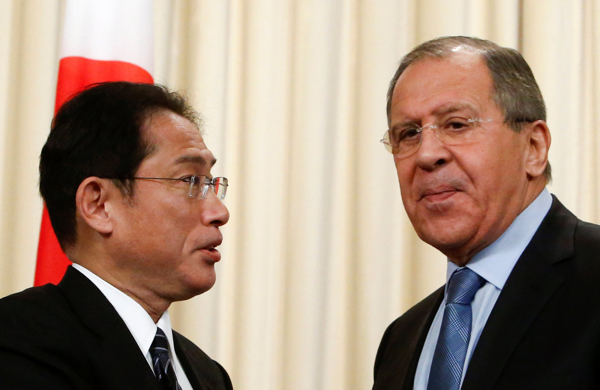 Kishida (trái) và người đồng cấp Nga Lavrov trong cuộc gặp ở Moskva tháng 12/2016. Ảnh: Reuters.