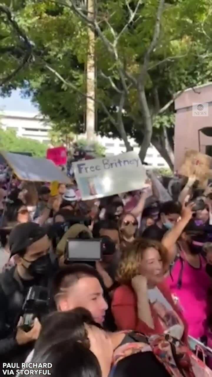 Fan Britney Spears ăn mừng trước tòa hôm 29/9