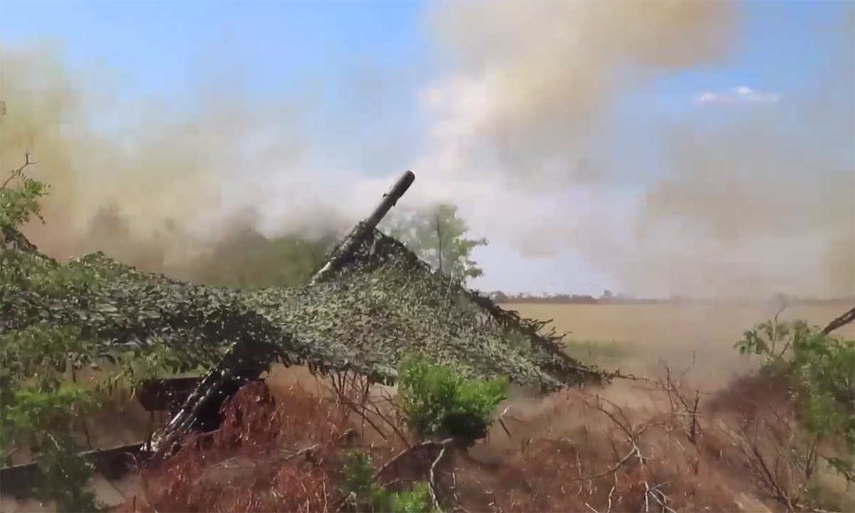 Lựu pháo 2A36 Giatsint-B của Nga tại trận địa ở Ukraine ngày 30/8. Ảnh: BQP Nga.