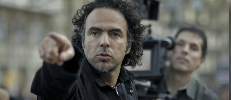 Alejandro G. Iñárritu chỉ đạo trên trường quay Bardo. Ảnh: Netflix