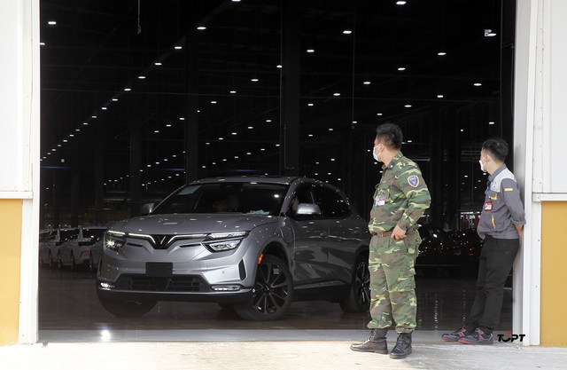 VinFast VF 8 giao xe ngay tháng 9, VF 9 chưa có bản thương mại - Ảnh 1.