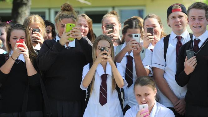 NSW Labor says less phone use in school will help student learning. (Dave Hunt/AAP PHOTOS)
