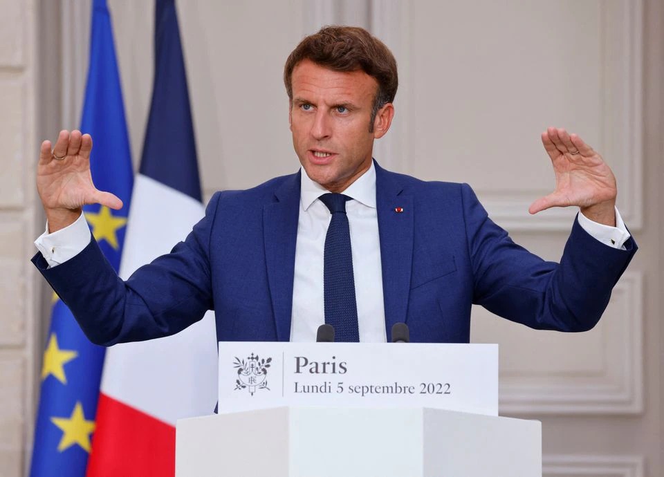 Tổng thống Pháp Emmanuel Macron phát biểu trong cuộc họp báo ở Điện Elysee ngày 5/9 sau cuộc điện đàm với Thủ tướng Đức Olaf Schol. Ảnh: Reuters