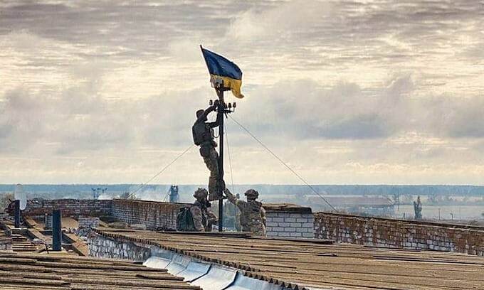 Ba lính treo cờ Ukraine trên một cột sóng điện thoại tại địa điểm được cho là làng Vysokopillya, thuộc vùng Kherson. Ảnh: Telegraph.