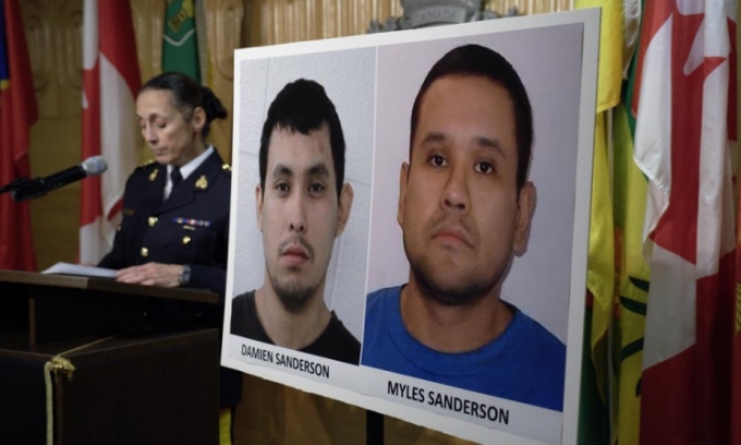 Ảnh của hai nghi phạm Damien Sanderson (trái) và Myles Sanderson trong cuộc họp báo tại trụ sở Cảnh sát Hoàng gia Canada ở Regina, Saskatchewan, hôm 4/9. Ảnh: AP.