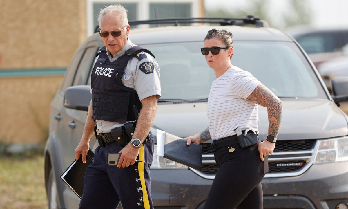 Cảnh sát triển khai tại hiện trường vụ đâm dao ở tỉnh Saskatchewan, Canada, hôm 4/9. Ảnh: Reuters.