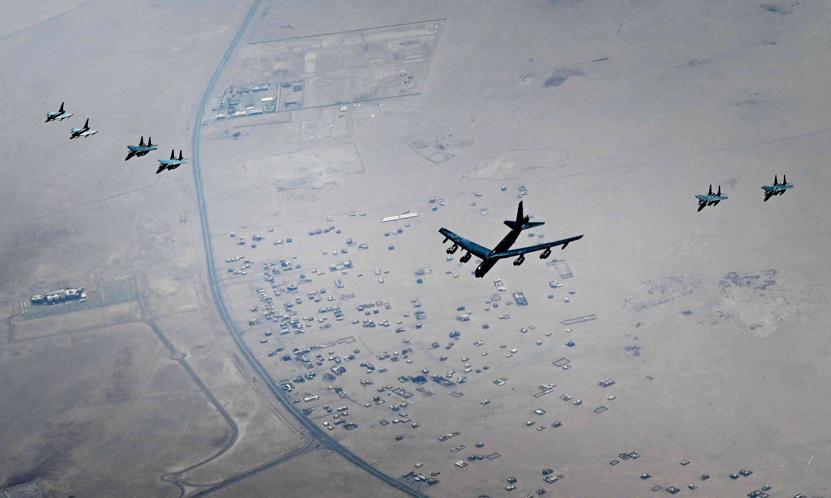 Oanh tạc cơ B-52 Mỹ và các tiêm kích đồng minh tuần tra Trung Đông hôm 4/9. Ảnh: USAF.