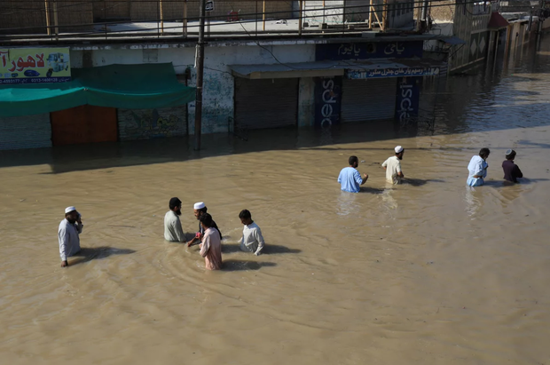 Tiếng kêu cứu của phụ nữ Pakistan giữa dòng nước lũ - Ảnh 2.