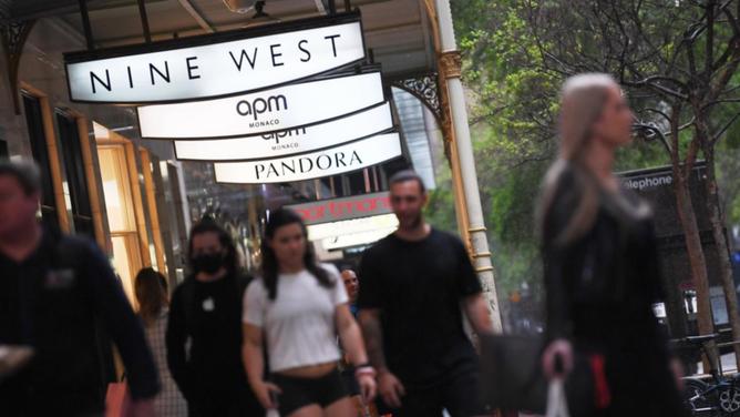 A survey has found consumer confidence is rising despite interest rate increases. (Dean Lewins/AAP PHOTOS)