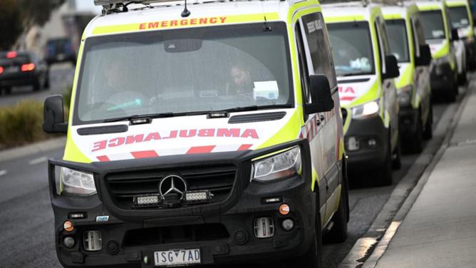 Increases in Victoria's emergency calls strongly correlated with COVID-19 infections. (Joel Carrett/AAP PHOTOS)