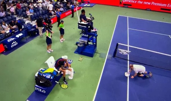 Kyrgios đập nát hai cây vợt sau khi thua Khachanov - 1