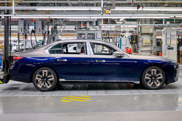 BMW lý giải mức giá đắt đỏ 12.000 USD trên lớp sơn kiểu Rolls-Royce của 7-Series mới - Ảnh 1.
