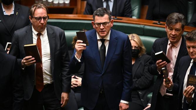 Victorian Premier Daniel Andrews, centre, and other state MPs swore allegiance to King Charles III. (James Ross/AAP PHOTOS)