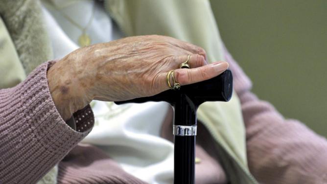 High costs are pushing older Australians renters to aged care homes prematurely, a report has found. (Alan Porritt/AAP PHOTOS)