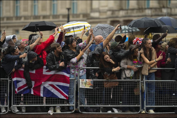 Quan tài của Nữ hoàng Elizabeth II về đến Cung điện Buckingham tại thủ đô Anh - Ảnh 6.