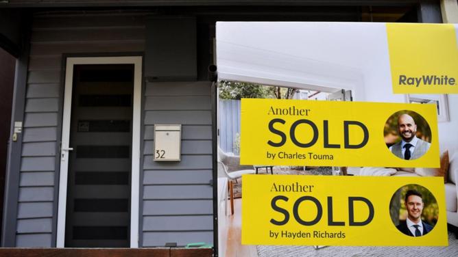 The RBA says over time, smaller home loans will offset the impact of higher interest rates. (Bianca De Marchi/AAP PHOTOS)