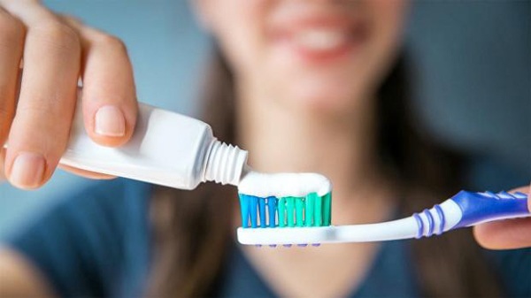 Đáy tuýp kem đánh răng có vạch đen hoặc đỏ chứng tỏ toàn hóa chất? Đáp án khiến tất cả ngỡ ngàng - 3