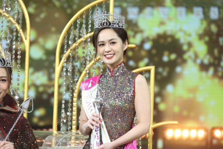 Cận cảnh đôi chân amp;#34;hàng hiếmamp;#34; dài 1m19 của tân Hoa hậu Hong Kong 2022 - 12