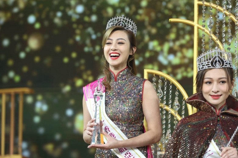 Cận cảnh đôi chân amp;#34;hàng hiếmamp;#34; dài 1m19 của tân Hoa hậu Hong Kong 2022 - 11
