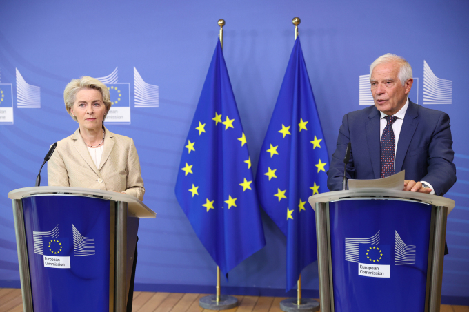 Chủ tịch Ủy ban châu Âu (EC) Ursula von der Leyen (trái) và quan chức phụ trách chính sách đối ngoại EU Josep Borrell tại Brussels, Bỉ, hôm 28/9. Ảnh: AFP.