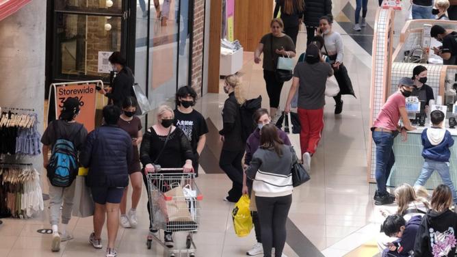 Consumer confidence in Australia's economic outlook has lifted, with strong spending continuing. (Luis Ascui/AAP PHOTOS)