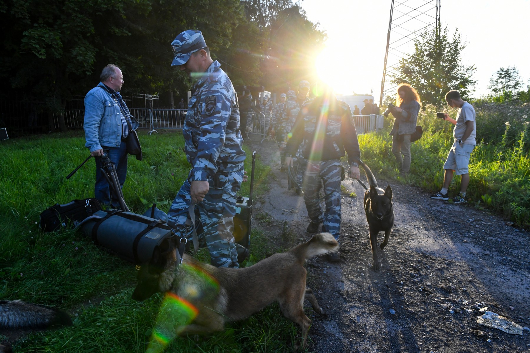 Nhân viên an ninh và chó nghiệp vụ tuần tra tại khu vực chôn cất trùm Wagner ở St. Petersburg ngày 29/8. Ảnh: AFP