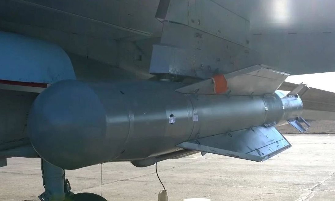 Bom lượn UPAB-1500B treo dưới cánh tiêm kích Su-35S Nga. Ảnh: BQP Nga