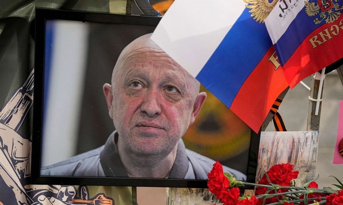 Chân dung ông trùm Wagner Yevgeny Prigozhin được đặt tại một điểm tưởng niệm gần Điện Kremlin ở thủ đô Moskva, Nga, hôm 26/8. Ảnh: AFP