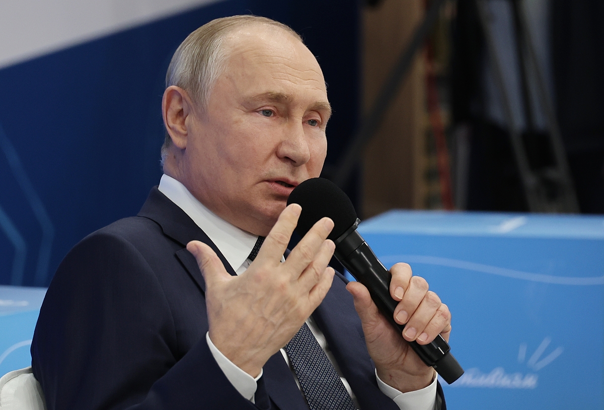 Tổng thống Nga Vladimir Putin phát biểu khi gặp nhóm học sinh đạt thành tích cao tại Moskva ngày 1/9. Ảnh: AFP