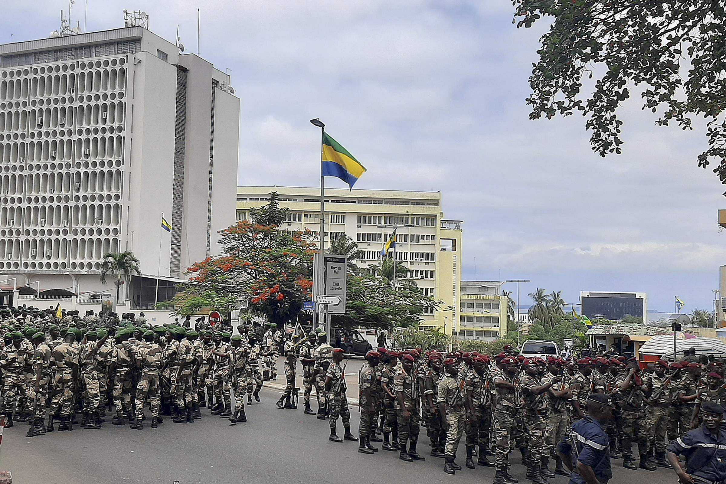 Quân đội Gabon tập trung lại cuộc phát biểu của giới chức tạm quyền ngày 2/9 ở Libreville. Ảnh: AFP