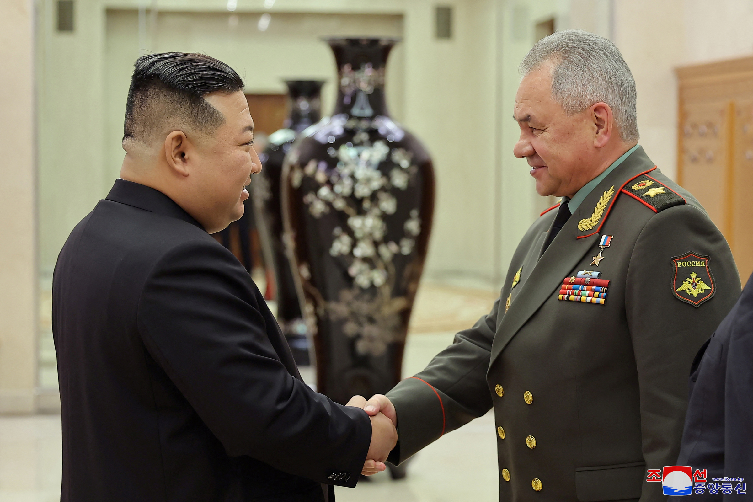 Lãnh đạo Kim Jong-un (trái) gặp Bộ trưởng Quốc phòng Shoigu tại Bình Nhưỡng hôm 26/7. Ảnh: KCNA