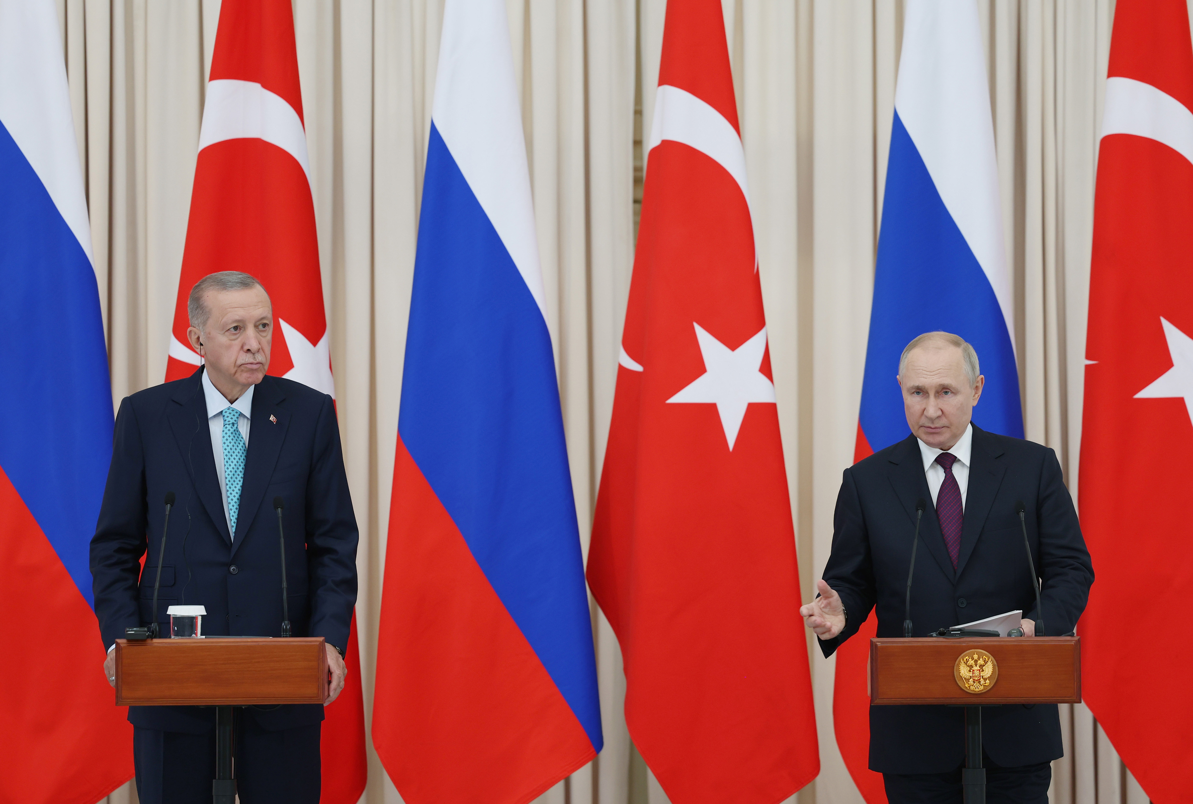 Tổng thống Nga Vladimir Putin (phải) và người đồng cấp Thổ Nhĩ Kỳ Tayyip Erdogan tại cuộc họp báo chung tại Sochi ngày 4/9. Ảnh: AFP