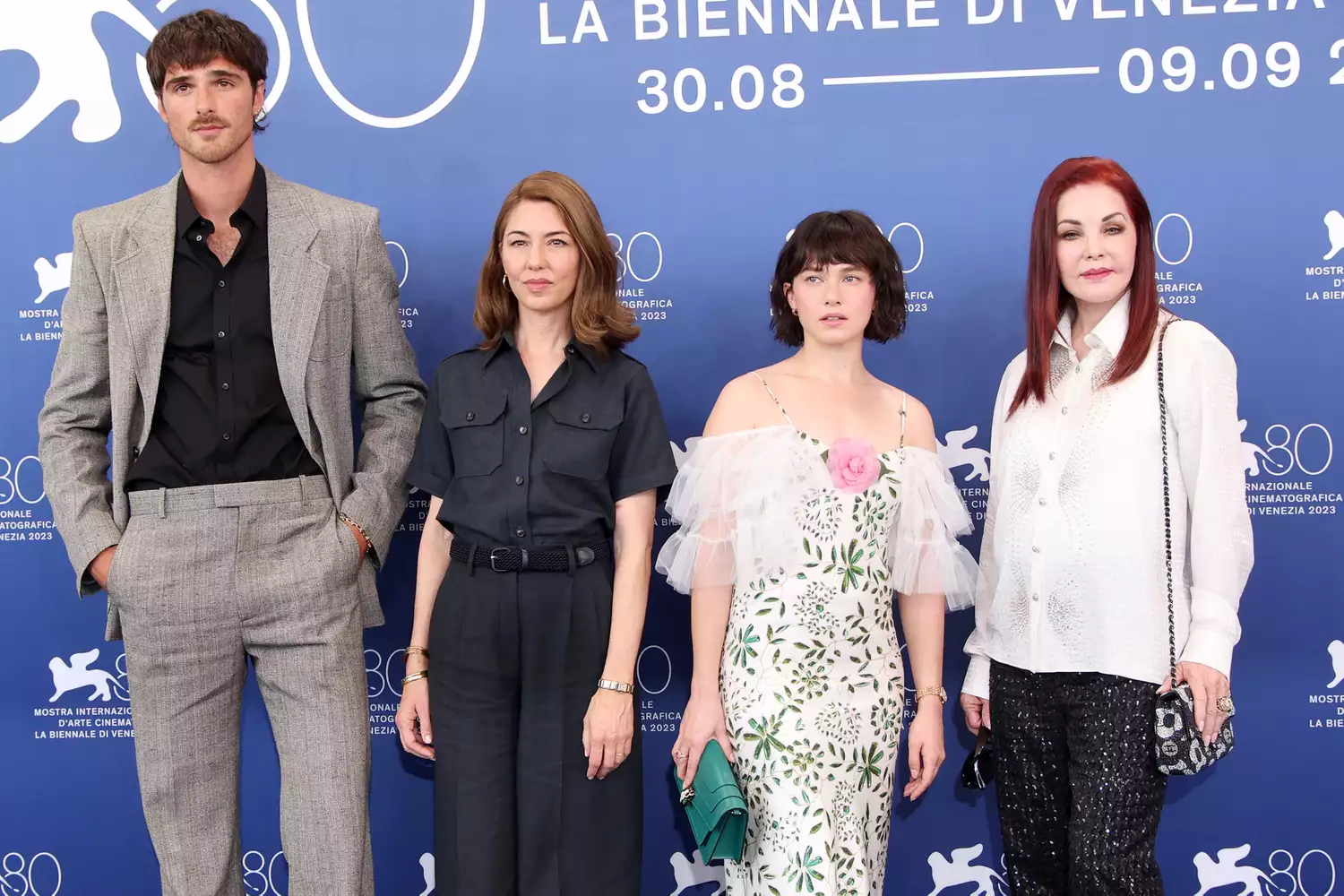 Priscilla Presley (bìa phải) cùng đạo diễn Sofia Coppola (thứ hai từ trái qua) và hai diễn viên chính trong buổi ra mắt phim Priscilla ở Liên hoan phim Venice 2023, hôm 4/9. Ảnh: WireImage