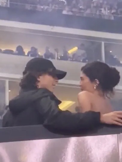 Timothée Chalamet (mũ đen) và Kylie Jenner (búi tóc) ở SoFi Stadium. Video: Chris Gardner/The Hollywood Reporter