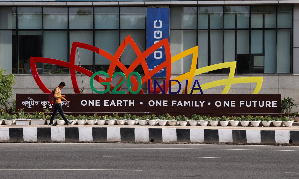 Logo G20 bên ngoài một nhà ga tàu điện ngầm ở thủ đô New Delhi, Ấn Độ, hôm 4/9. Ảnh: Reuters