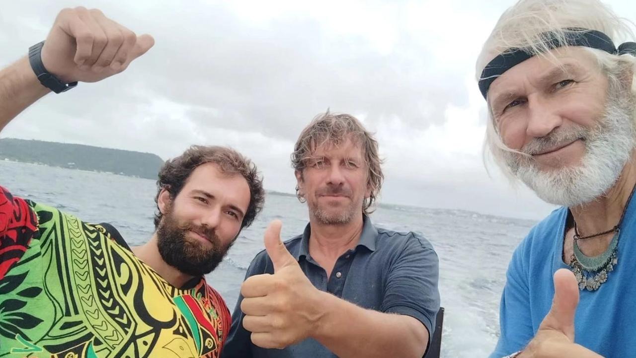 Ba người sống sót sau khi tàu bị cá mập cắn xé suốt đêm