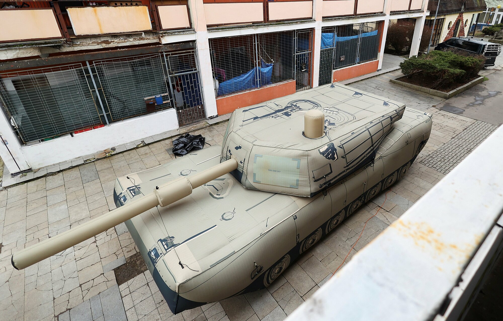 Xe tăng Abrams bơm hơi do công ty Inflatech của Cộng hòa Czech sản xuất được giới thiệu hồi tháng 3. Ảnh: Reuters