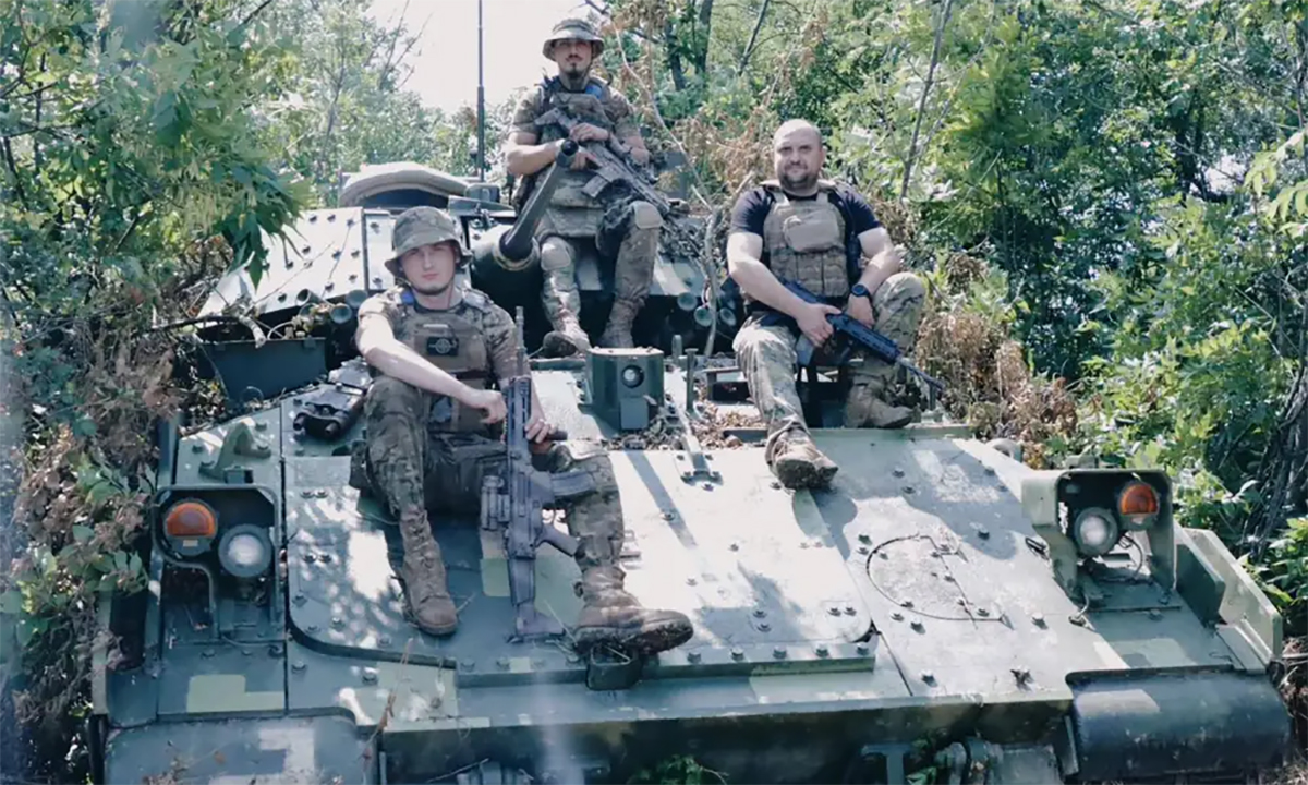 Binh sĩ Ukraine ngồi trên thiết giáp M2 Bradley trong ảnh công bố ngày 19/7. Ảnh: Telegram/Hanna Maliar
