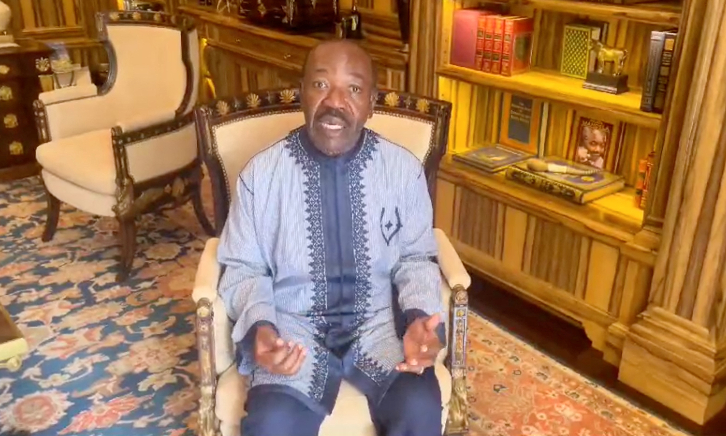 Cựu tổng thống Gabon Ali Bongo ra tuyên bố qua video vào ngày xảy ra đảo chính hôm 30/8. Ảnh: Reuters