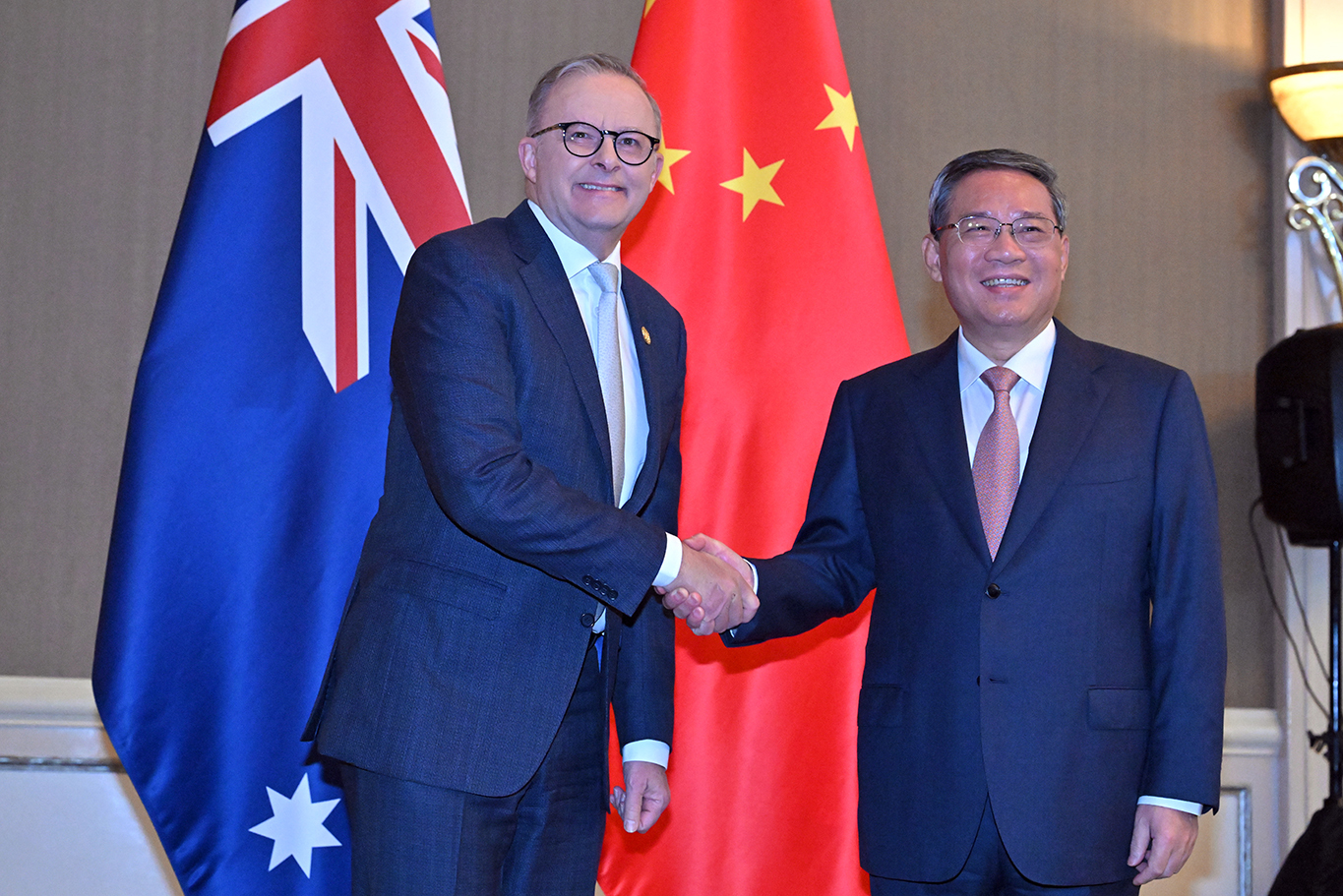 Thủ tướng Australia Anthony Albanese (trái) gặp Thủ tướng Trung Quốc Lý Cường tại Jakarta ngày 7/9. Ảnh: Reuters