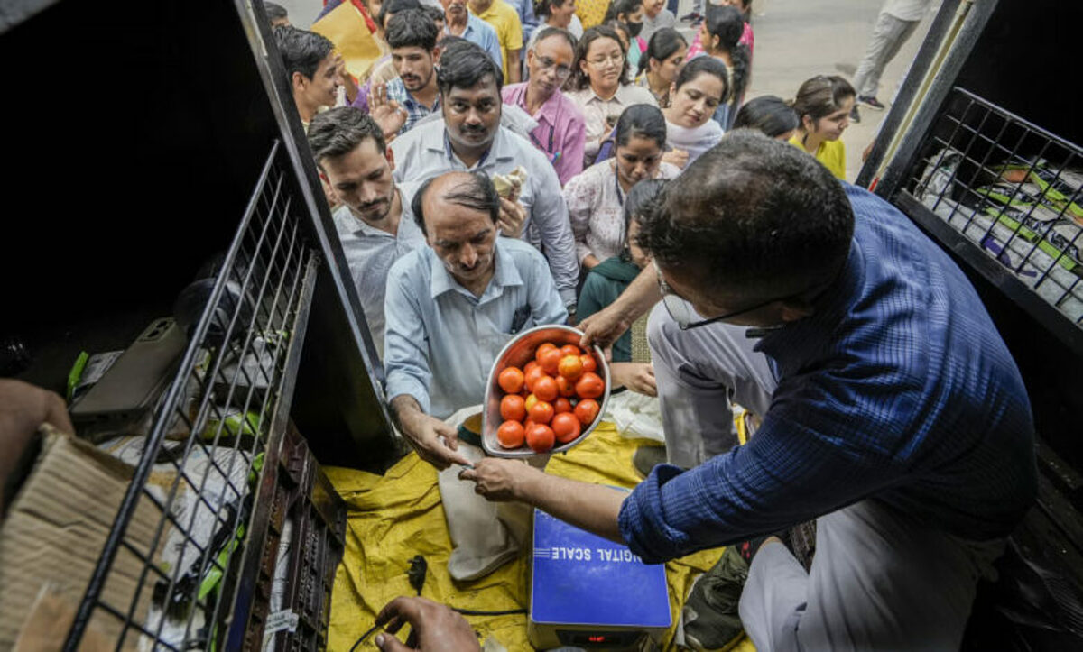 Người dân xếp hàng mua cà chua được trợ giá của Liên đoàn Hợp tác xã Người tiêu dùng Quốc gia Ấn Độ (NCCF) tại New Delhi vào tháng 7. Ảnh: PTI