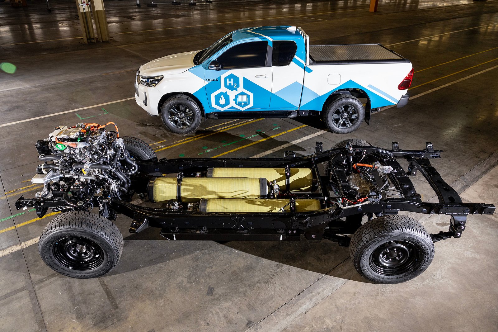 Toyota Hilux bản lạ: Chung công nghệ mẫu xe nạp đầy đi hơn 1300km, thứ thải ra uống được - Ảnh 3.