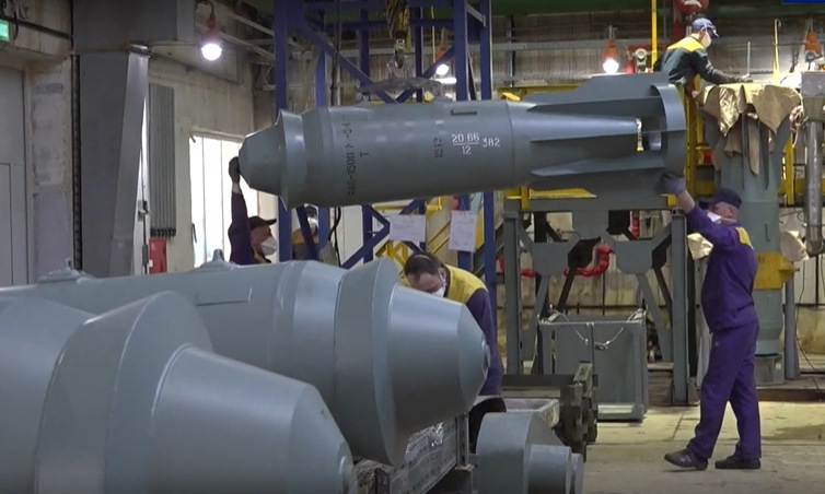 Dây chuyền sản xuất bom FAB-1500 của Nga. Ảnh: Zvezda