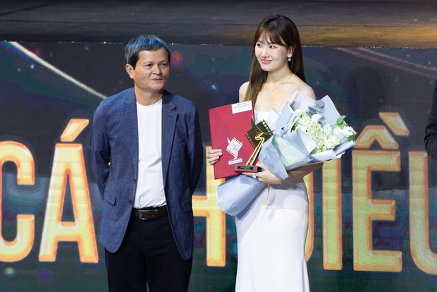 Trấn Thành bận dẫn chung kết Rap Việt, Hari Won thay chồng nhận giải ở Cánh Diều Vàng 2023 - Ảnh 2.